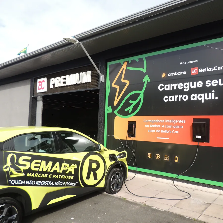 Fachada da Bello's Car em Curitiba com carregadores âmbar-e instalados e um carro elétrico plugado