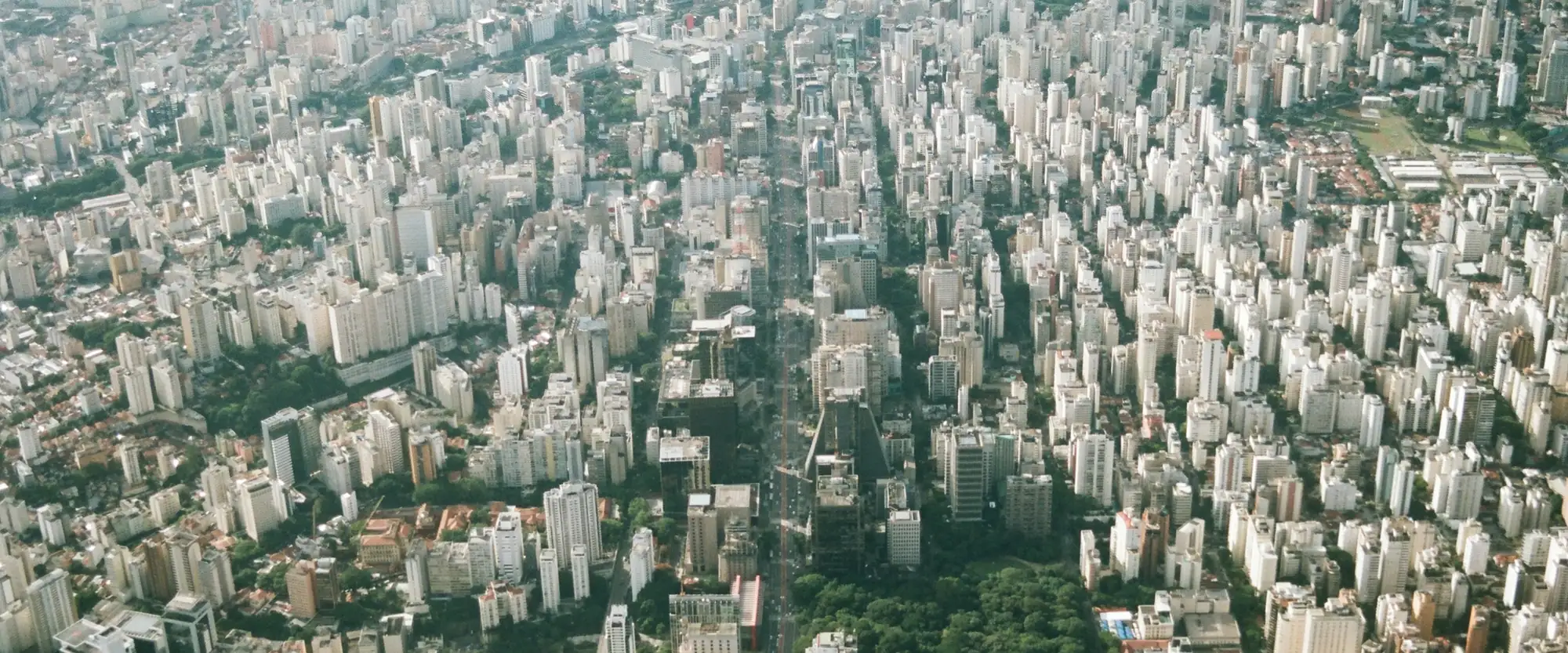 Vista aérea de uma área densa de prédios em São Paulo