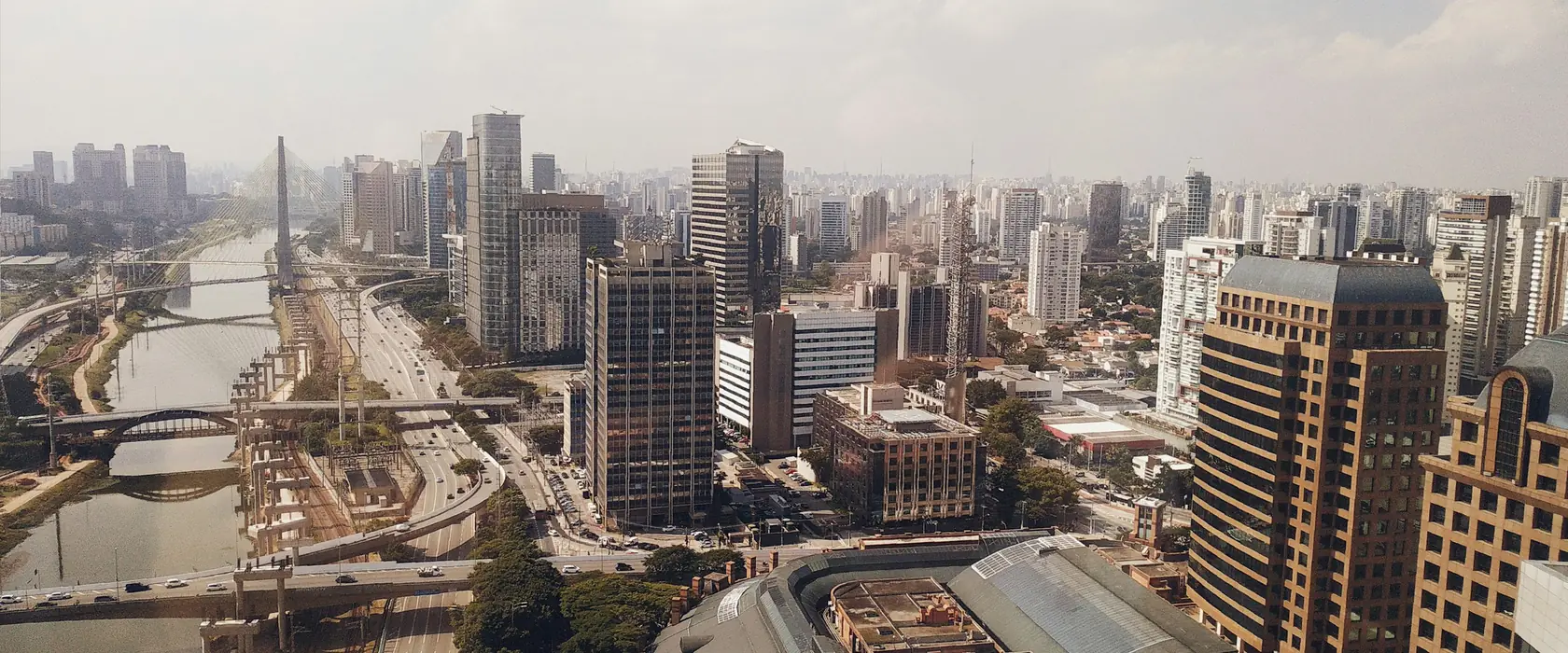 Vista aérea de São Paulo, com o rio e as avenidas marginais