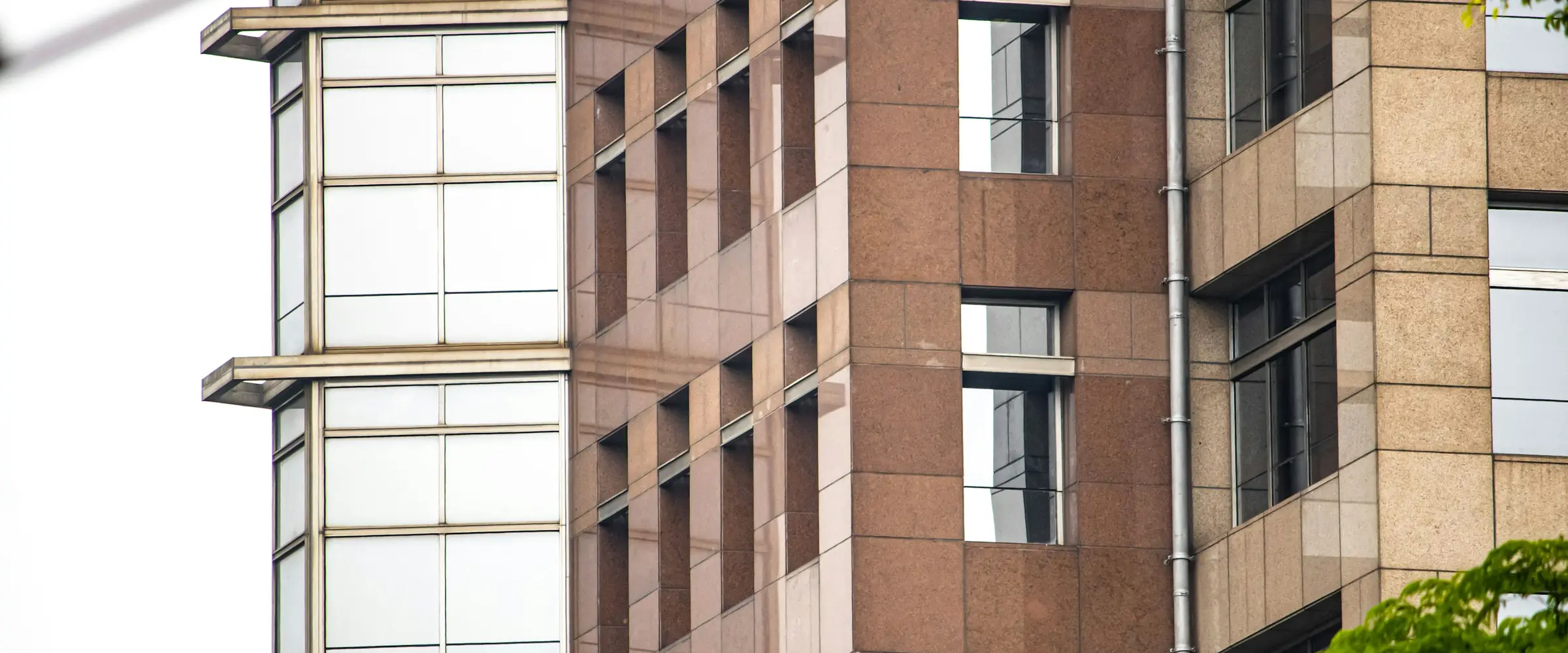 Detalhe da fachada de uma torre residencial